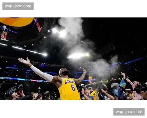 詹姆斯场均25.3分10.3板8.7助，湖人轮换过度依赖核心